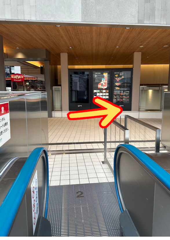 { エレベーターを上がったら右に曲がります！ }